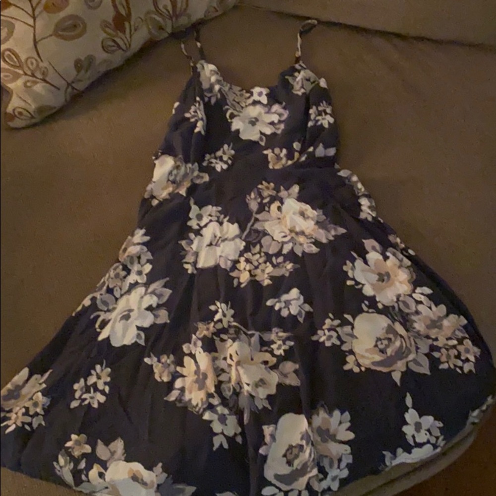Floral grayish blue w/pale pink & white size small